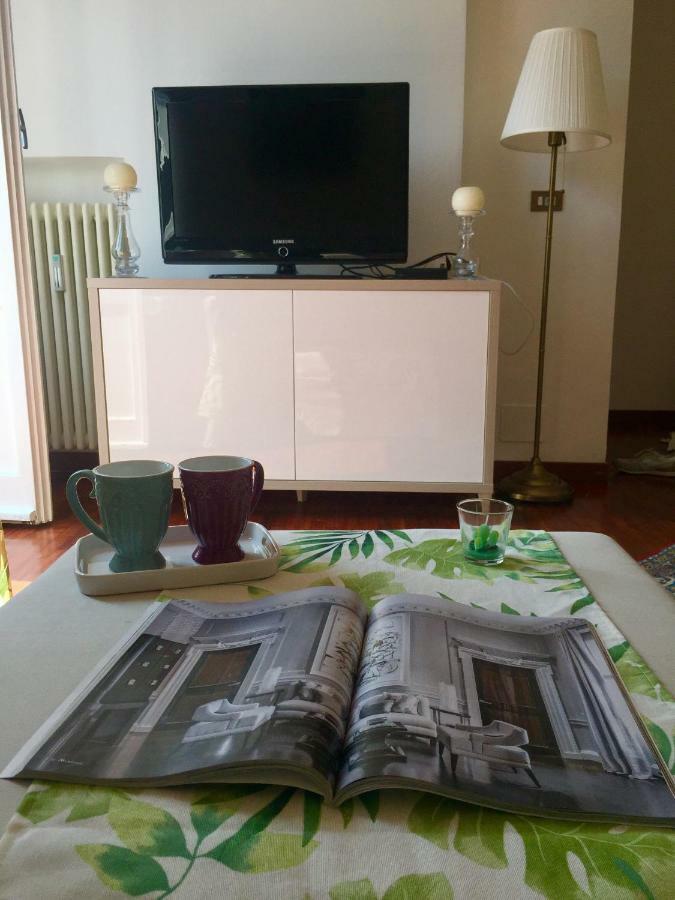Apartment 996 *